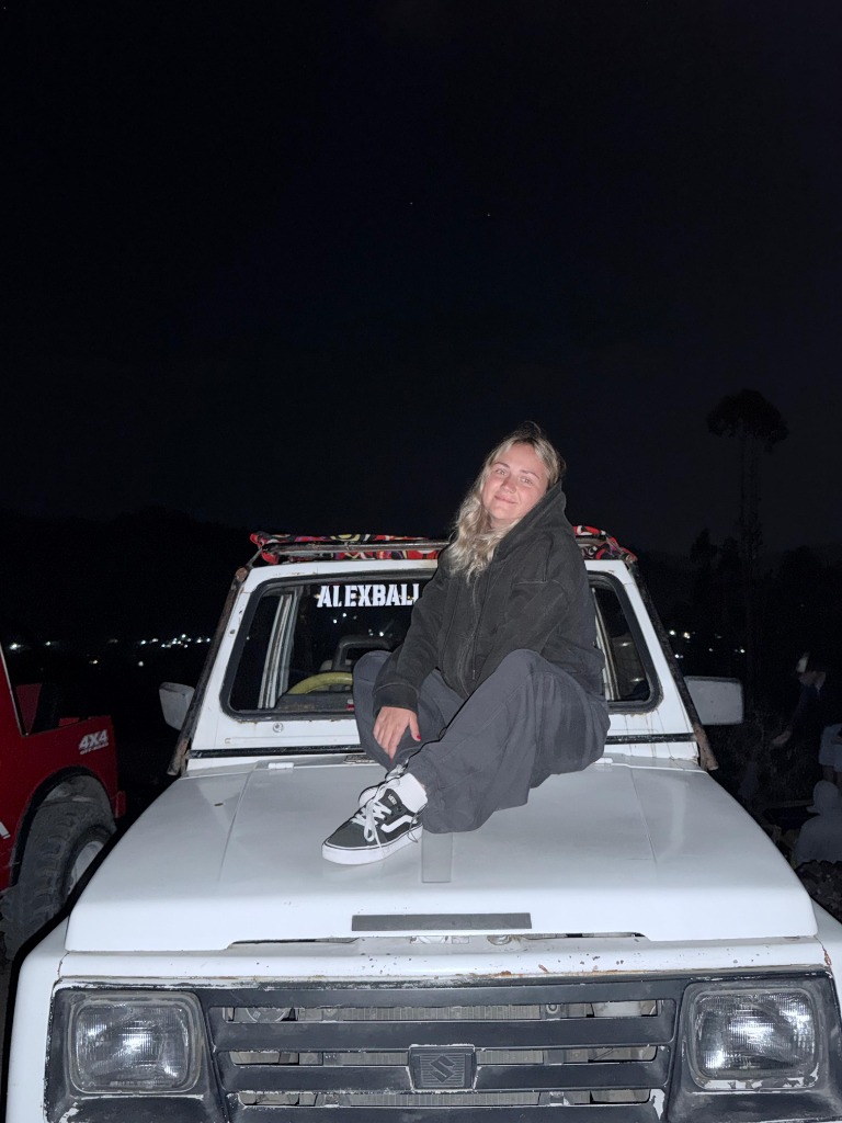 Jeep Terbuka 4x4 Hood Chill Night